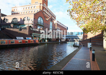 Birmingham, Großbritannien - 6 November 2016: Birmingham Canal alte Linie, die durch die Stadt Stockfoto