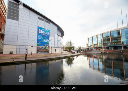 Birmingham, Großbritannien - 6 November 2016: Birmingham Canal alte Linie, die durch die Stadt Stockfoto