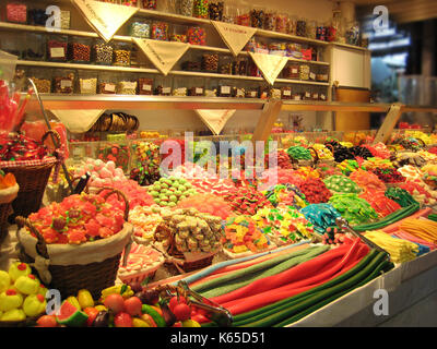 Essen im Markt La Boqueria Barcelona Spanien Stockfoto