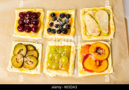 Hausgemachte Obst süßen Kuchen vor dem Backen Stockfoto