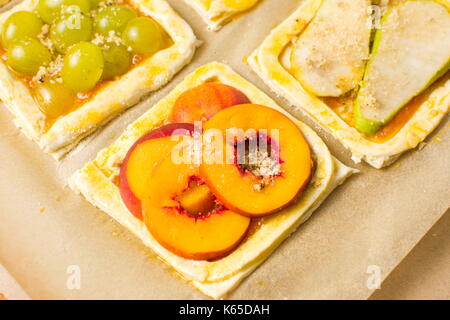 Hausgemachte Obst süßen Kuchen vor dem Backen Stockfoto