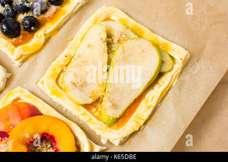 Hausgemachte Obst süßen Kuchen vor dem Backen Stockfoto