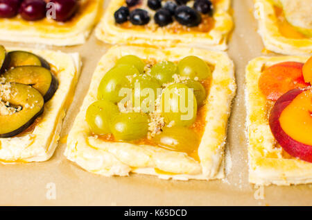 Hausgemachte Obst süßen Kuchen vor dem Backen Stockfoto