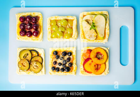 Hausgemachte Obst süßen Kuchen vor dem Backen Stockfoto