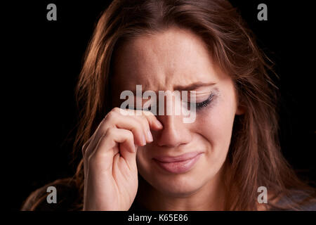 Studio Geschossen von Weinen junge Frau mit verschmierte Augen-Make up Stockfoto
