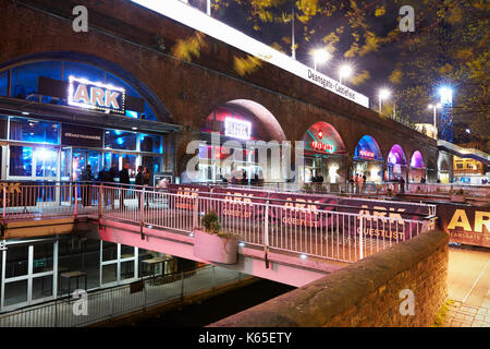 Manchester, Großbritannien - 4. Mai 2017: Bars in Manchester Deansgate bei Nacht Stockfoto