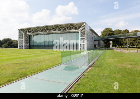 Äußere des Sainsbury Zentrum für Bildende Kunst, entworfen von Norman Foster und auf dem Campus der Universität von East Anglia, Norwich, Norfolk, Großbritannien. Stockfoto