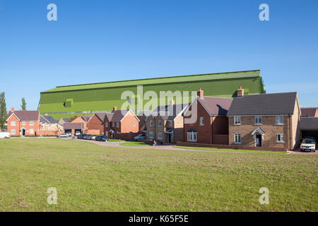 Neubau Immobilien mit Cardington Luftschiff Bügel hinter, Bedford, Großbritannien. Stockfoto