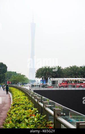 GUANGZHOU, China - 24. APRIL 2017: Guangzhou Kanton Turm im Nebel auf einer bedeckt und feuchten Tag ausgeblendet Stockfoto