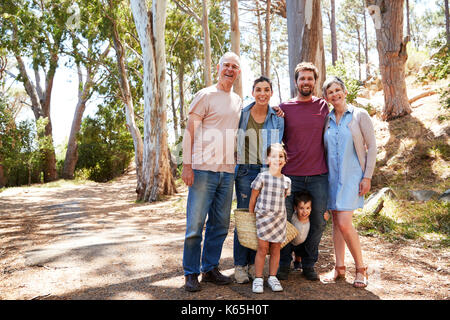 Portrait von Multi-Generation Familie zu Fuß auf dem Land Stockfoto