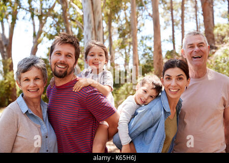 Portrait von Multi-Generation Familie zu Fuß auf dem Land Stockfoto