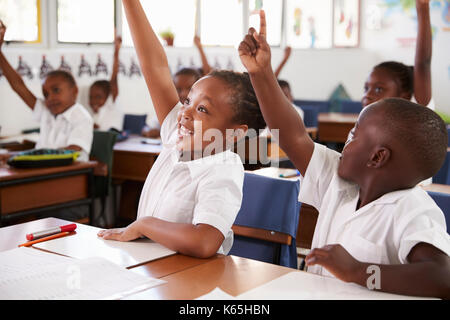 Kinder die Hände während der Volksschule Lektion, in der Nähe Stockfoto