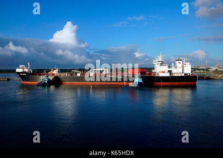 ROHÖLTANKER 'PEARY SPIRIT' WURDE VON DEN SCHLEPPER LOMAX & APEX IN DEN STEG GESCHOBEN. Stockfoto