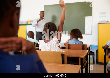 Kinder mit Händen bis in die Grundschule Klasse, niedrigen Winkel Stockfoto