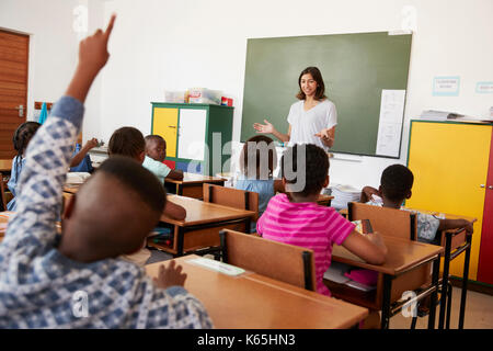 Lehrerin vor einer Grundschule Klasse Stockfoto