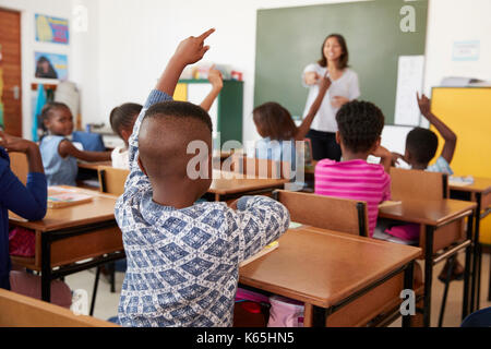 Lehrer und Grundschule Klasse, Vordergrund im Fokus Stockfoto