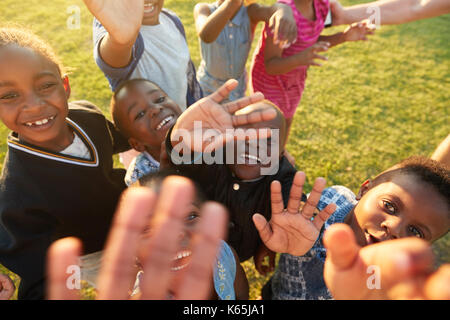Grundschule Kinder in einem Feld schauen Sie oben an der Kamera schwenken Stockfoto