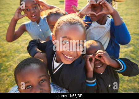 Grundschule Kinder Spaß im Freien, hohen Winkel Stockfoto