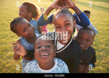 Grundschule Kinder Spaß im Freien, hohen Winkel Stockfoto
