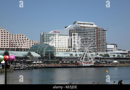 Blick auf Darling Harbour zu Harbourside Shopping Centre, Ibis Hotel Murray St, Pyrmont, Sydney, Australien Stockfoto