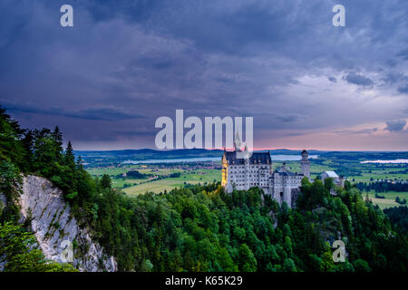 Schloss Neuschwanstein bei Sonnenaufgang, von der Marienbrücke aus gesehen, hoch über der Pöllatschlucht erbaut Stockfoto