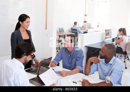 Frau präsentieren ein Brainstorming Sitzung in einem Großraumbüro Stockfoto