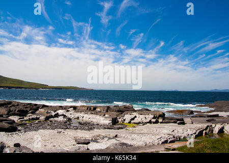 Landschaft der Küste bei Cromwell, Valentia Island, Ring of Kerry, Irland auf einem hellen, sonnigen Tag gegen einen blauen Himmel mit Zirruswolken Stockfoto
