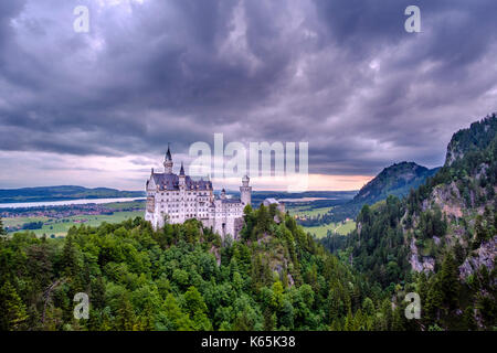 Schloss Neuschwanstein bei Sonnenaufgang, von der Marienbrücke aus gesehen, hoch über der Pöllatschlucht erbaut Stockfoto