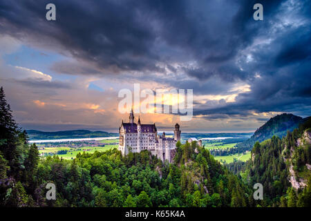 Schloss Neuschwanstein bei Sonnenaufgang, von der Marienbrücke aus gesehen, hoch über der Pöllatschlucht erbaut Stockfoto