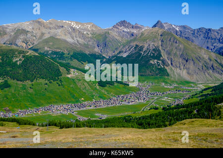 Luftaufnahme auf Livigno Stadt mit der Engadiner Berge in der Ferne Stockfoto
