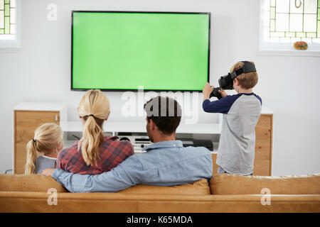 Familie spielen Computer Spiel mit Virtual Reality Headset Stockfoto