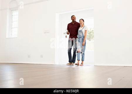 Junges Paar in die neue Heimat aufeinander zu bewegen, begeistert Stockfoto