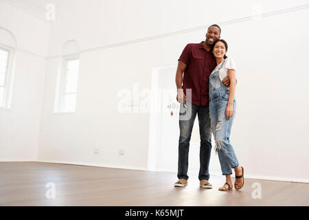 Junges Paar in die neue Heimat aufeinander zu bewegen, begeistert Stockfoto