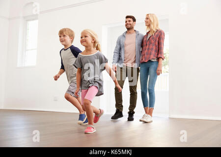 Aufgeregt Familie erkunden neue Heimat am Umzugstag Stockfoto
