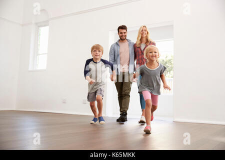 Aufgeregt Familie erkunden neue Heimat am Umzugstag Stockfoto