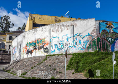 Am Straßenrand urbane Kunst und Graffiti an der Wand in einem Vorort von Quito, der Hauptstadt von Ecuador, Südamerika, eine typische Straße Szene Stockfoto