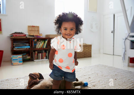 Portrait von Happy Baby Mädchen spielen mit Spielzeug, Spielzimmer Stockfoto