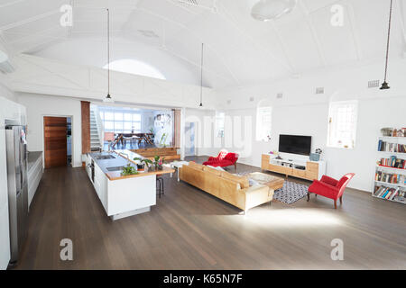 Home Interior mit offenen Wohn- und Essbereich Stockfoto