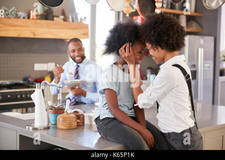 Mutter Abschied zu der Tochter, wie sie für die Arbeit Blätter Stockfoto