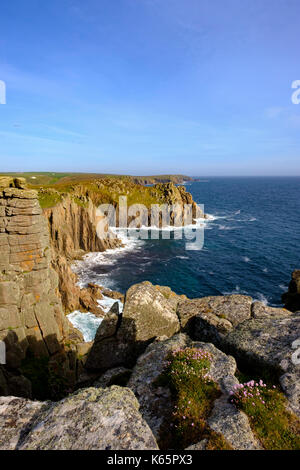 Steile Küste, Blick vom Podernack Point, Land's End, Cornwall, England, Großbritannien Stockfoto