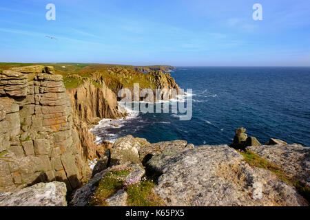 Steile Küste, Blick vom Podernack Point, Land's End, Cornwall, England, Großbritannien Stockfoto