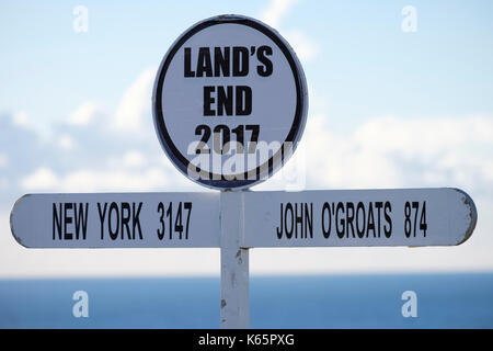 Land's End Wegweiser, Land's End, Cornwall, England, Großbritannien Stockfoto