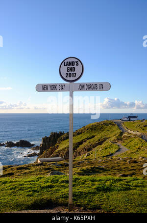 Land's End Wegweiser, Land's End, Cornwall, England, Großbritannien Stockfoto