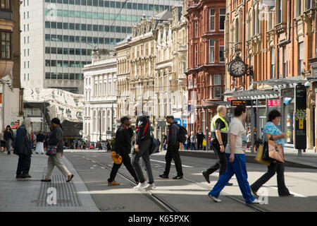 Käufer gehen über die High Street, Birmingham, West Midlands, England, Stockfoto