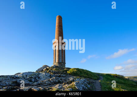 Schornstein als Monument mining, Cape Cornwall, in der Nähe von St. Just in Penwith, Cornwall, England, Großbritannien Stockfoto