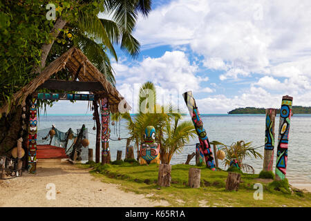 Totem Pole an den Eingang des Pearl Farm Die Farm, der Insel Bora Bora, Gesellschaftsinseln, Französisch Polynesien Stockfoto