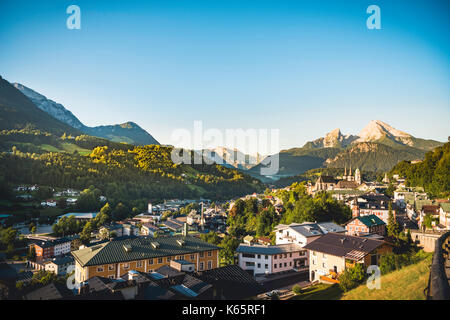 Dorfansicht mit Pfarrkirche St. Andreas und Stiftskirche St. Peter, im hinteren Watzmann, Berchtesgaden Stockfoto