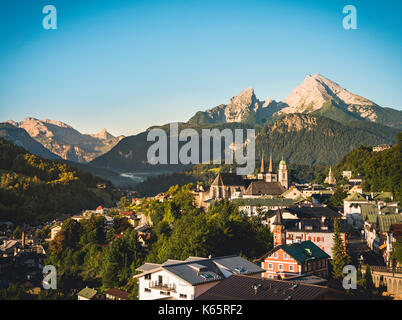 Dorfansicht mit Pfarrkirche St. Andreas und Stiftskirche St. Peter, im hinteren Watzmann, Berchtesgaden Stockfoto