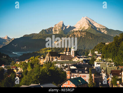 Dorfansicht mit Pfarrkirche St. Andreas und Stiftskirche St. Peter, im hinteren Watzmann, Berchtesgaden Stockfoto