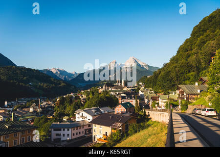 Dorfansicht mit Pfarrkirche St. Andreas und Stiftskirche St. Peter, im hinteren Watzmann, Berchtesgaden Stockfoto